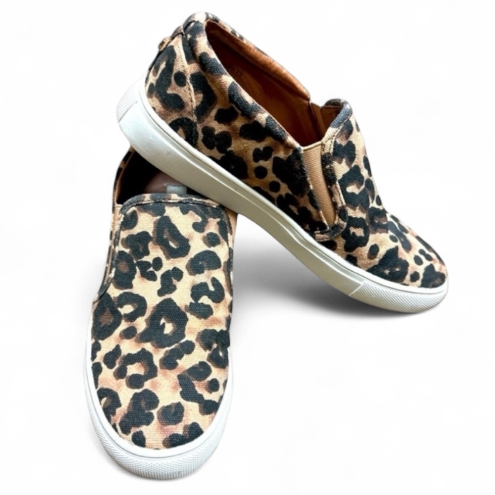 Steve Madden Women’s Leopard Print Slip On Canvas Sneakers Size 7.5